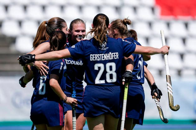 Players of Mannheimer HC MHC , celebrate the goal, celebrate the goal, goal, celebration, cheer, cheers about the goal, joy, joy, optimistic, positive, game scene, highlight, action, 23 05 2026, Mannheim Germany , Hockey, German Championship, Quarterfinals, Women, Mannheimer HC Rot Weiss Köln xozx