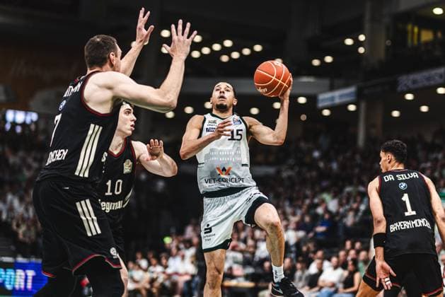 Jordan Roland Gladiators Trier in a duel with Justinian Jessup FC Bayern Muenchen Basketball and Johannes Voigtmann FC Bayern Muenchen Basketball , Vet Concept Gladiators Trier vs FC Bayern Muenchen Basketball, Basketball, easyCredit BBL, Playoffs, Quarterfinals, Game 3, Season 2025 2026, 23 05 2026 Vet Concept Gladiators Trier vs FC Bayern Muenchen Basketball, Basketball, easyCredit BBL, Playoffs, Quarterfinals, Game 3, Season 2025 2026, 23 05 2026 Copyright: xEibner-Pressefoto AlexanderxNeisx EP_ANS