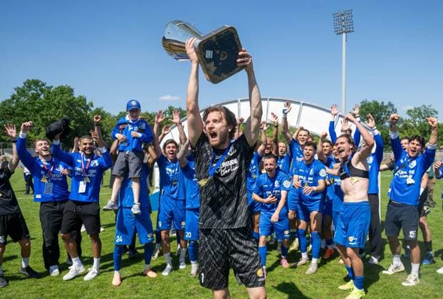 Soccer, Men, Season 2025 2026, Final COSY WASCH Landespokal Berlin, VSG Altglienicke BFC Dynamo, Goalkeeper Luis Zwick VSG Altglienicke with trophy, Cheering after the final whistle, 23 05 2026, Copyright: xMatthiasxKochx