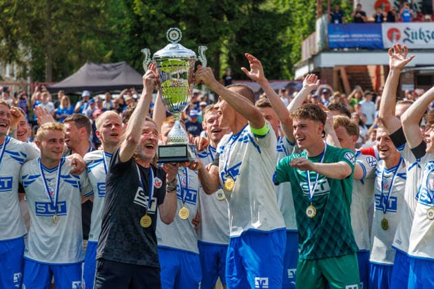 on the left, caretaker Andreas Thiem Rostock and Franz Pfanne Rostock with the winners trophy GER, FC Hansa Rostock vs SV Pastow, soccer, men, Lübzer Pils Landespokal, final, season 2025 2026, 23 05 2026 Greifswald Volksstadion Mecklenburg Vorpommern Germany