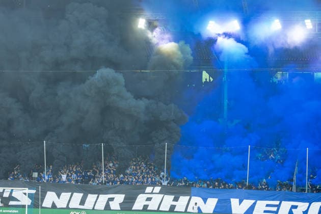 Blau-Schwarzer Rauch im Fanblock des SV Waldhof vor Spielbeginn