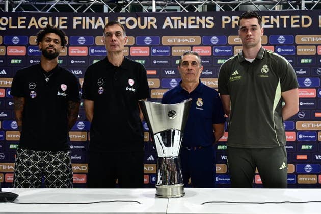 Pressconference Olympiacos v Real Madrid Final Euroleague Georgios Bartzokas and Tyler Dorsey of Olympiacos, and Mario Hezonja of Real Madrid and Sergio Scariolo of Real Madrid posing with the championship trophy during the press conference prior to the Euroleague Final Four game between Olympiacos and Real Madrid in Athens, Greece, on May 23, 2026 Athens Greece Basketball Copyright: xAgenciaxLOFx