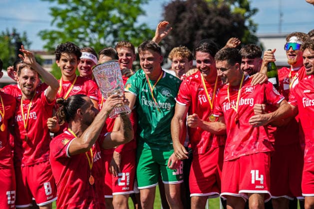 SBFV Rothaus Pokal, Bahlinger SC vs FC 08 Villingen, 23 05 2026 The Bahlinger team celebrating with the trophy after the match SBFV Rothaus Pokal, Bahlinger SC vs FC 08 Villingen, Karl Heitz Stadion Offenburg, 23 05 2026 Copyright: xBEAUTIFULxSPORTS Boscox