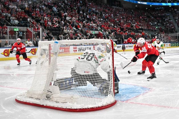 ZURICH, SWITZERLAND MAY 23 Attilio Biasca of Switzerland tries to score against goalkeeper Adam Vay of Hungary during the 2026 IIHF Ice Hockey World Championship Switzerland game between Switzerland and Hungary at Swiss Life Arena on May 23, 2026 in Zurich, Zurich Zurich Swiss Life Arena Zurich Switzerland Switzerland Copyright: xJustPictures.ch AndreaxBrancax jp-en-EuSpIm-JP7_ANB_Sui_Hung_23052026_0813