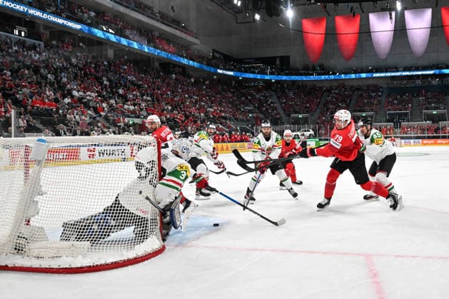 ZURICH, SWITZERLAND MAY 23 Calvin Thurkauf of Switzerland tries to score against goalkeeper Adam Vay of Hungary during the 2026 IIHF Ice Hockey World Championship Switzerland game between Switzerland and Hungary at Swiss Life Arena on May 23, 2026 in Zurich, Zurich Zurich Swiss Life Arena Zurich Switzerland Copyright: xJustPictures.ch AndreaxBrancax jp-en-EuSpIm-JP7_ANB_Sui_Hung_23052026_1432