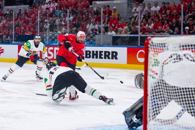 ZURICH, SWITZERLAND - MAY 23: Nino Niederreiter (Switzerland, 22) shooting at Adam Vay (Hungary, 30) during the Preliminary Round - Group A Match 39 between Switzerland and Hungary at the IIHF Ice hockey, Eishockey World Championship, WM, Weltmeisterschaft 2026, Swiss Life Arena on May 23, 2026 in Zurich, Switzerland. Zurich Switzerland Copyright: xTimoxSteinx
