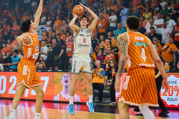 Alec Anigbata ratiopharm ulm, 21 , Richard Balint BMA365 Bamberg Baskets, 11 , Christopher Ledlum ratiopharm ulm, 04 GER, ratiopharm ulm vs Bamberg Baskets, Basketball, Playoffs, Quarterfinals, 3 Game, EasyCredit BBL, Season 2025 2026, 23 05 2026 GER, ratiopharm ulm vs Bamberg Baskets, Basketball, Playoffs, Quarterfinals, 3 Game, EasyCredit BBL, Season 2025 2026, 23 05 2026 New Ulm Copyright: xEibner-Pressefoto GeraldxOelze-dexStoppanyx EP_ODS