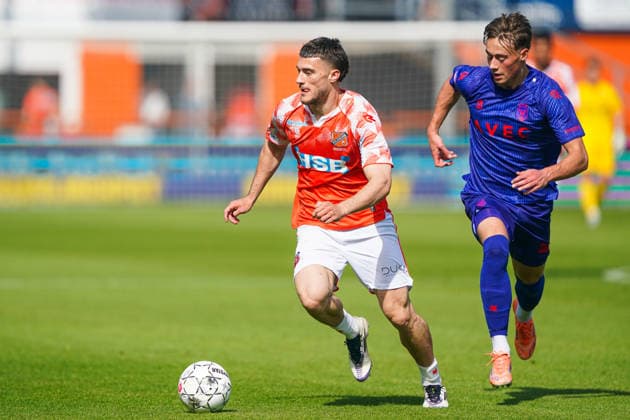2026-05-23 FC Volendam v Willem II - Dutch Eredivsie Kwalificatie - Finale VOLENDAM, NETHERLANDS - MAY 23: Anthony Descotte of FC Volendam battles for possession with Uriel van Aalst of Willem II during the Dutch Eredivsie Kwalificatie - Finale match between FC Volendam and Willem II at Kras Stadion on May 23, 2026 in Volendam, Netherlands. Volendam Kras Stadion Netherlands Content not available for redistribution in The Netherlands directly or indirectly through any third parties. Copyright: xAndrexWeeningx