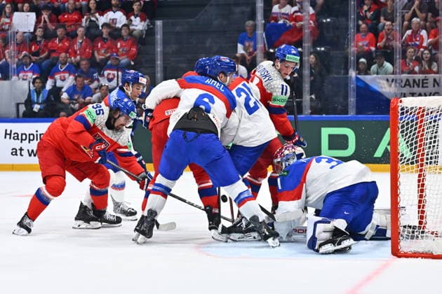 L-R Daniel Vozenilek (CZE) and Samuel Hlavaj (SVK) in action during the group B match of the World Ice hockey, Eishockey Championship, Slovakia - Czech Republic, Fribourg, Switzerland, on May 23, 2026. (CTKxPhoto RadekxPetrasek) CTKPhotoP2026052304686  CTKPhotoP2026052304686