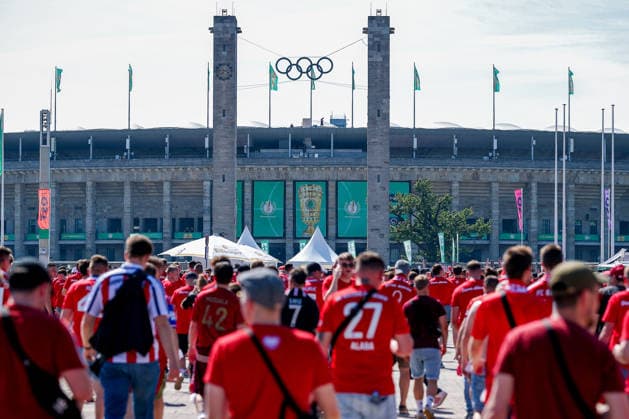 23 05 2026, Football, 83 DFB Cup Final,, FC Bayern Munich VfB Stuttgart, Olympioastadion Berlin, Season 2025 2026 Impressions Features Impressions before the match Fans Fan march on the way to the stadium DFB regulations prohibit any use of photographs as image sequences and or quasi video Berlin Germany