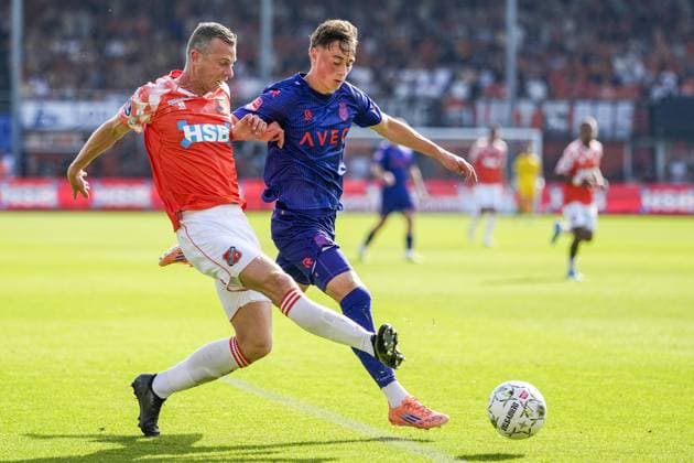 VOLENDAM , 23-05-2026 , Kras Stadium, season 2025 2026 , Dutch Eredivisie Football ,Second leg of the Keuken Kampioen Play-Offs final . Match between FC Volendam and Willem II . Picture shows FC Volendam player Robert Muhren and Willem II player Uriel van Aalst Volendam - Willem II (play off)  x203908953x Copyright:
