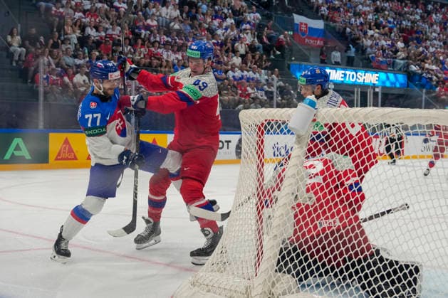 FRIBOURG, SWITZERLAND MAY 23 Martin Fasko rudas of Slovakia L against Jaroslav Chmelar of Czechia C during the 2026 IIHF Ice Hockey World Championship Switzerland game between Slovakia and Czechia at BCF Arena on May 23, 2026 in Fribourg, Fribourg Fribourg BCF Arena Fribourg Switzerland Copyright: xJustPictures.ch JarixPestelaccix jp-en-EuSpIm-JP6_JAR_Slovakia_Cyechia_23May2026_00047