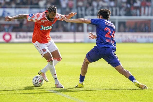 VOLENDAM , 23-05-2026 , Kras Stadium, season 2025 2026 , Dutch Eredivisie Football ,Second leg of the Keuken Kampioen Play-Offs final . Match between FC Volendam and Willem II . Picture shows FC Volendam player Bradley Kuwas and Willem II player Nathan Tjoe A On Volendam - Willem II (play off)  x203909307x Copyright: