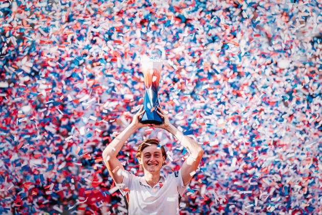 Tennis Men bitpanda Hamburg Open ATP 500 Final Ignacio Buse PER vs Tommy Paul USA 23 05 2026 Ignacio Buse wins the tournament at Rothenbaum and lifts the trophy in the air in the confetti rain Hamburg Tennisstadion am Rothenbaum Hamburg Germany