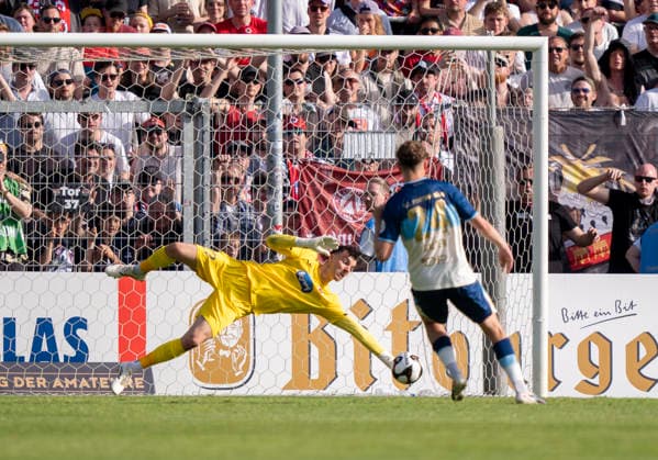 Arne Schulz Viktoria Koeln, 27 saves the decisive penalty kick from Dejan Galjen Fortuna Koeln, 24 and thus secures the cup victory SC Fortuna Köln vs Viktoria Köln 23 05 2026 Football, Bitburger Pokalfinale 2026, GER, Sportpark Höhenberg, Cologne Copyright: HMBxMedia xMarcoxBader