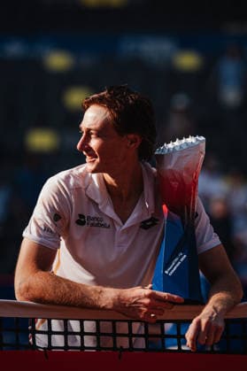 Tennis Men bitpanda Hamburg Open ATP 500 Final Ignacio Buse PER vs Tommy Paul USA 23 05 2026 Ignacio Buse wins the tournament at Rothenbaum and poses with the trophy Hamburg Tennisstadion am Rothenbaum Hamburg Germany