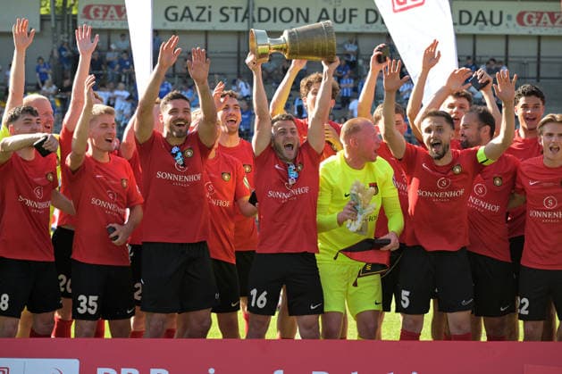 Marius Kunde SG Sonnenhof Grossaspach, 16 with the cup SV Stuttgarter Kickers vs SG Sonnenhof Grossaspach, Football, Men, DB Regio wfv cup final, Season 2025 2026, 23 05 2026 SV Stuttgarter Kickers vs SG Sonnenhof Grossaspach, Football, Men, DB Regio wfv cup final, Season 2025 2026, 23 05 2026 Stuttgart Copyright: xEibner-Pressefoto TobiasxBaurx EP_TBR