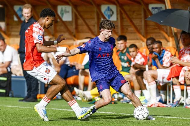 VOLENDAM , 23-05-2026 , Kras Stadium , season 2025 - 2026 , Dutch Keuken Kampioen Divisie football , second leg of the Keuken Kampioen Play-Offs final , match between FC Volendam and Willem II , picture showsFC Volendam player Precious Ugwu and Willem II player Per van Loon Volendam - Willem II (play off)  x203910171x Copyright: