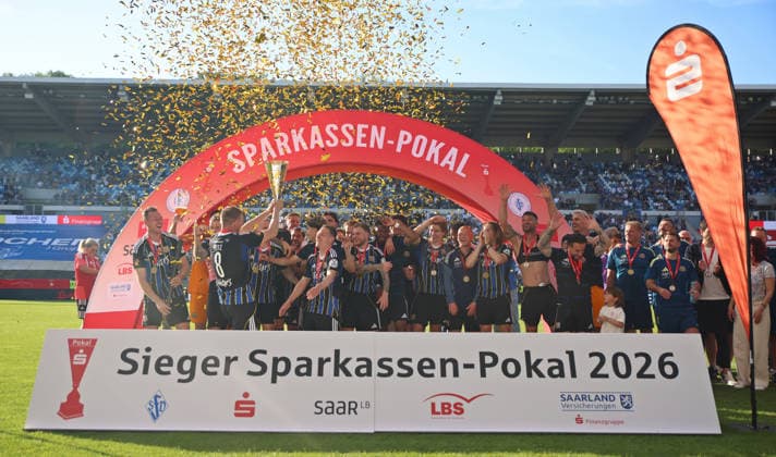 23 05 2026, Football, Men, Sparkassen Pokal Saarland Final, Season 2025 2026, 1 FC Saarbrücken FC 08 Homburg, The team of 1 FC Saarbrücken celebrates the cup victory Saarbrücken Ludwigsparkstadion Saarland Germany DEU Copyright: xFabianxKleerx