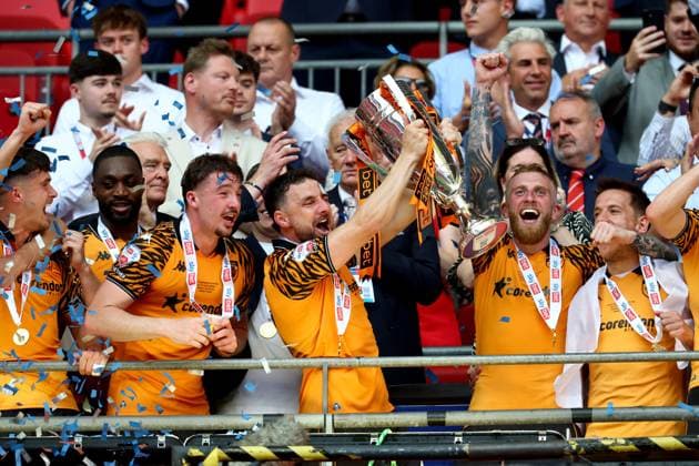 Sport Bilder des Tages Hull City celebrate with teammates after winning the EFL Championship Play-off Final and promotion to the Premier League Hull City v Middlesbrough, EFL Sky Bet Championship, Play-Off Final, Football, Wembley Stadium, London, UK - 23 May 2026London Wembley Stadium United Kingdom EDITORIAL USE ONLY No use with unauthorised audio, video, data, fixture lists, club league logos or live services. Online in-match use limited to 120 images, no video emulation. No use in betting, games or single club league player publications. Copyright: xSimonxDael Shutterstockx 16887368du