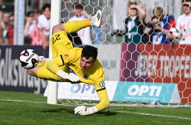 23 05 2026, xophax, Soccer , Vebandspokal Final Bitburger Pokal 2025 2026 SC Fortuna Köln vs Viktoria Köln Winner Viktoria Köln Goalkeeper Arne Schulz Viktoria Köln holds the decided penalty Koeln