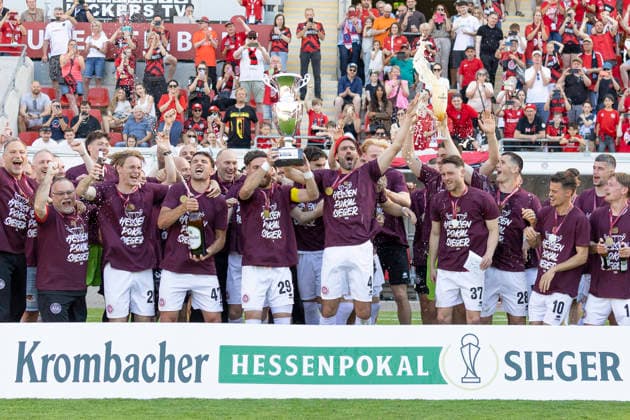 Krombacher Hessenpokal Final SV Wehen Wiesbaden SG Barockstadt Fulda Lehnerz, 23 05 2026 The team of SV Wehen Wiesbaden is the winner of the Hessenpokal2026,SV Wehen Wiesbaden SG Barockstadt Fulda Lehnerz, Frankfurt, Stadion am Bieberer Berg, 23 5 2026 Copyright: xBEAUTIFULxSPORTS Gawlikx