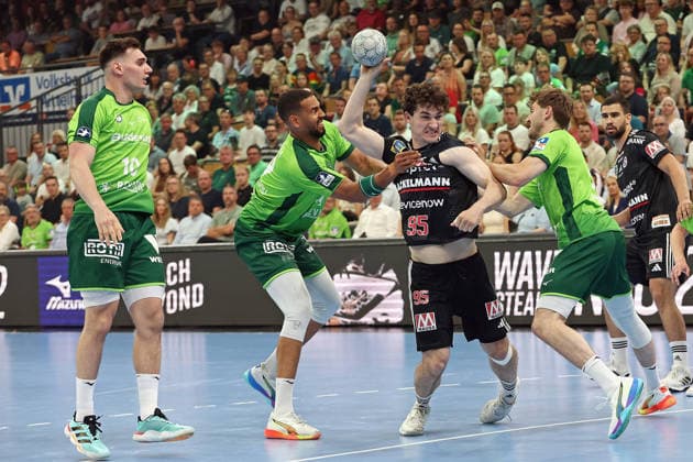 23 05 2026, xovx, Handball Daikin Handball Bundesliga, HSG Wetzlar HC Erlangen v l Josip Simic HSG Wetzlar , Philipp Ahouansou HSG Wetzlar , Tim Gömmel HC Erlangen , Niklas Theiß HSG Wetzlar , e Wetzlar Buderus Arena Hessen Germany EN
