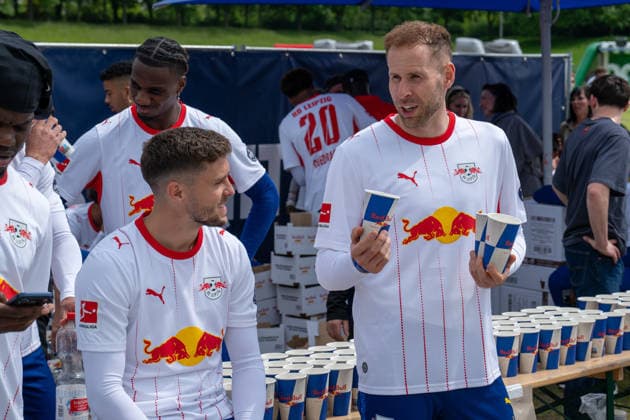 RB Leipzig supports Wings for Life World Run 2000 people run through the arena and across the Festwiese 10 05 2026 from 1 pm Leipzig, Red Bull Arena Festwiese In the photo Peter Gulacsi on the right in conversation with Christoph Baumgartner On Sunday, May 10, 2025, around 2000 people took part in the Wings for Life Run 2026 in Leipzig The route ran around and partly through the RB Leipzig stadium The players of the RB Leipzig womens and mens team cheered on participants and provided drinks and snacks along the route Some players also took part in the race themselves Leipzig Saxony Germany Copyright: xEHLxMedia Erik-HolmxLanghofx 20260510_wingsforlife-rbleipzig_16
