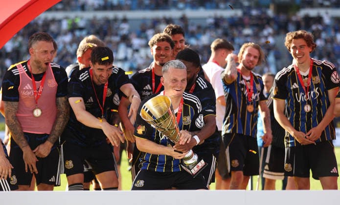 23 05 2026, Football, Men, Sparkassen Pokal Saarland Final, Season 2025 2026, 1 FC Saarbrücken FC 08 Homburg, The team of 1 FC Saarbrücken celebrates the cup victory, Florian Pick 1 FC Saarbruecken with cup Saarbrücken Ludwigsparkstadion Saarland Germany DEU Copyright: xFabianxKleerx