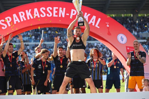 23 05 2026, Football, Men, Sparkassen Pokal Saarland Final, Season 2025 2026, 1 FC Saarbrücken FC 08 Homburg, The team of 1 FC Saarbrücken celebrates the cup victory, Kai Bruenker 1 FC Saarbruecken with cup Saarbrücken Ludwigsparkstadion Saarland Germany DEU Copyright: xFabianxKleerx