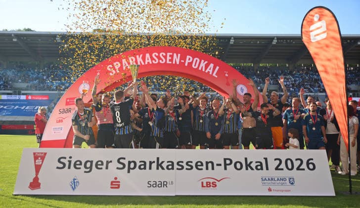23 05 2026, Football, Men, Sparkassen Pokal Saarland Final, Season 2025 2026, 1 FC Saarbrücken FC 08 Homburg, The team of 1 FC Saarbrücken celebrates the cup victory Saarbrücken Ludwigsparkstadion Saarland Germany DEU Copyright: xFabianxKleerx