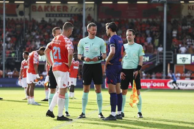 VOLENDAM - (lr) Robert Muhren of FC Volendam, Referee Sander van der Eijk, Justin Hoogma of Willem II during the promotion relegation play-off final match between FC Volendam and Willem II at the Kras Stadium on 23 May 2026 in Volendam, the Netherlands. SONNY LENSEN ANP Play-offs Promotion Relegation - FINAL 2025-2026 xVIxANPxSportx xxANPxIVx 559149468 originalFilename: 559149468.jpg
