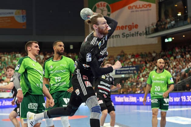 23 05 2026, xovx, Handball Daikin Handball Bundesliga, HSG Wetzlar HC Erlangen v l Jona Schoch HSG Wetzlar , Philipp Ahouansou HSG Wetzlar , Antonio Metzner HC Erlangen , Cyrill Akakpo HSG Wetzlar Wetzlar Buderus Arena Hessen Germany EN