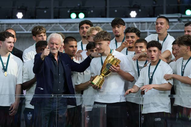 23 05 26 DFB Cup Final 2026 FC Bayern Munich VfB Stuttgart Germany, Berlin, 23 05 2026, Football, Season 2025 2026, DFB Cup Final 2026 Berlin, Award ceremony U19 VfB Stuttgart Rudi Völler, left, VfB captain Yanik Spalt, right