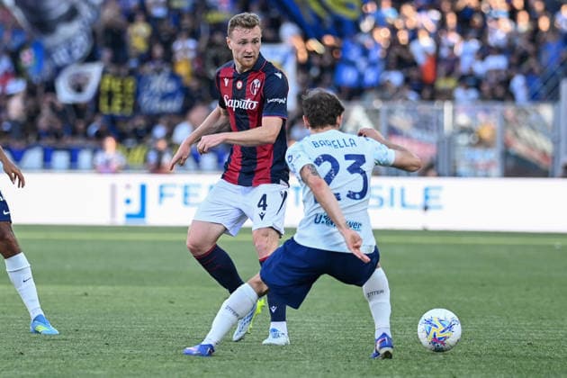 May 23, 2026, Bologna, Italy: Bologna s Tommaso Pobega hindered by Inter s NicolÃ² Barella during the italian soccer Serie A match between Bologna FC vs Inter Fc Internazionale on May 23, 2026 at the Renato Dall Ara Stadium in Bologna, Italy. ANSA Gianluca Ricci. Soccer: Serie A; Bologna Vs Inter  - ZUMAa110 20260523_zaf_a110_026 Copyright: xRiccixGianlucax