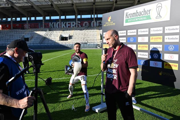 23 05 2026, xpsx, Football final Hessenpokal, SG Barockstadt Fulda Lehnerz SV Wehen Wiesbaden v l jubilation, joy about the cup victory beer shower by Fatih Kaya SV Wehen Wiesbaden for coach Daniel Schernig SV Wehen Wiesbaden DFL DFB REGULATIONS PROHIBIT ANY USE OF PHOTOGRAPHS as IMAGE SEQUENCES and or QUASI VIDEO Offenbach