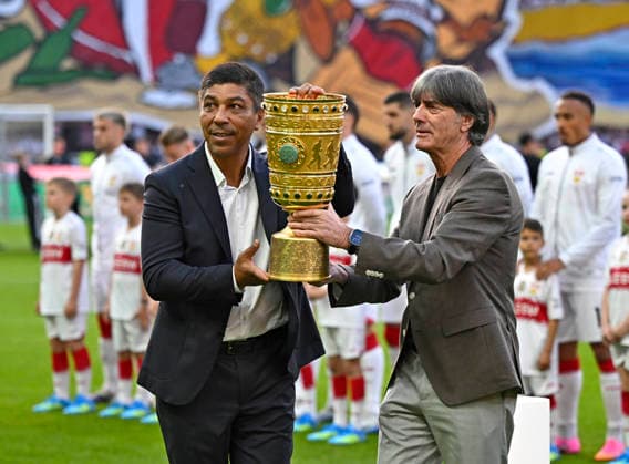 23 05 2026, Football DFB Cup 2025 2026, Final, FC Bayern Munich VfB Stuttgart, in the Olympiastadion Berlin Giovanni Elber Bayern and Joachim Löw re, Germany carry the cup in, DFL and DFB regulations prohibit any use of photographs as image sequences and or quasi video