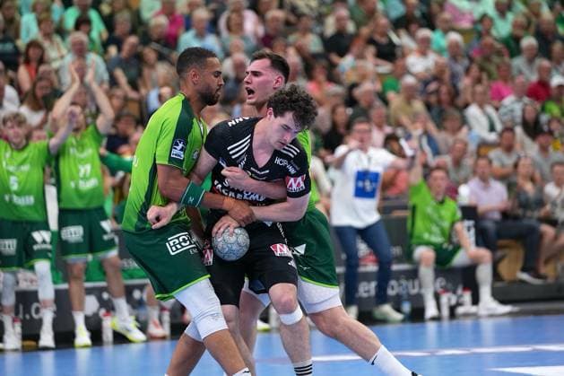 Lucca Bialowas ( 95 Erlangen ) Josip Simic ( 10 Wetzlar ) Philipp Ahouansou ( 19 Wetzlar ) during the Daikin Handball-Bundesliga match between HSG Wetzlar and HC Erlangen at Buderus Arena Wetzlar. Copyright: xJuliaxKneisslx xSPPx Sportspressphoto_152632