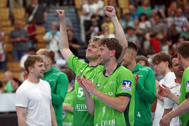 23 05 2026, xovx, Handball Daikin Handball Bundesliga, HSG Wetzlar HC Erlangen The players of HSG Wetzlar celebrate the 29 26 victory against HC Erlangen, f l Tristan Kirschner HSG Wetzlar , Niklas Theiß HSG Wetzlar Wetzlar Buderus Arena Hessen Germany EN