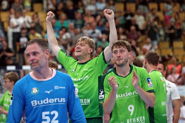 23 05 2026, xovx, Handball Daikin Handball Bundesliga, HSG Wetzlar HC Erlangen The players of HSG Wetzlar celebrate the 29 26 victory against HC Erlangen, f l Andreas Palicka HSG Wetzlar , Tristan Kirschner HSG Wetzlar , Niklas Theiß HSG Wetzlar Wetzlar Buderus Arena Hessen Germany EN