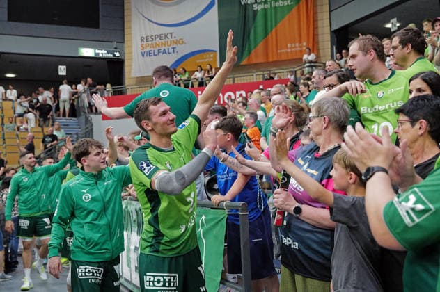 23 05 2026, xovx, Handball Daikin Handball Bundesliga, HSG Wetzlar HC Erlangen The players of HSG Wetzlar celebrate the 29 26 victory against HC Erlangen with their fans from Eintracht Frankfurt, in front Jona Schoch HSG Wetzlar Wetzlar Buderus Arena Hessen Germany EN