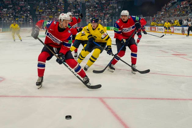 FRIBOURG, SWITZERLAND MAY 23 Stian Solberg of Norway L against Simon Holmstrom of Sweden C during the 2026 IIHF Ice Hockey World Championship Switzerland game between Norway and Sweden at BCF Arena on May 23, 2026 in Fribourg, Fribourg Fribourg BCF Arena Fribourg Switzerland Copyright: xJustPictures.ch JarixPestelaccix jp-en-EuSpIm-JP6_JAR_Norway_Sweden_23May2026_00006