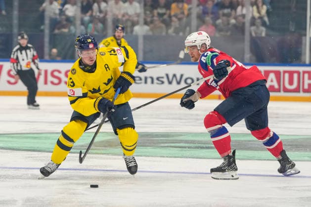 FRIBOURG, SWITZERLAND MAY 23 Lucas Raymond of Sweden L in action against Max Krogdahl of Norway R during the 2026 IIHF Ice Hockey World Championship Switzerland game between Norway and Sweden at BCF Arena on May 23, 2026 in Fribourg, Fribourg Fribourg BCF Arena Fribourg Switzerland Copyright: xJustPictures.ch JarixPestelaccix jp-en-EuSpIm-JP6_JAR_Norway_Sweden_23May2026_00028