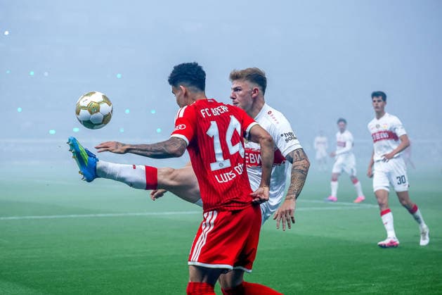 23 05 2026, Football, 83 DFB Pokal Final,, FC Bayern München VfB Stuttgart, Olympioastadion Berlin, Saison 2025 2026 Luis Diaz FC Bayern Muenchen 14 in duel against Finn Jeltsch VfB Stuttgart 29 in fog DFB regulations prohibit any use of photographs as image sequences and or quasi video Berlin Germany