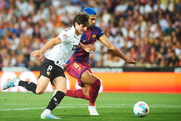 Javi Guerra Valencia CF and Ronald Araujo FC Barcelona during the LaLiga EA Sports match between Valencia CF and FC Barcelona at Estadio de Mestalla on May 23, 2026 in Valencia, Spain Photo by Maria Jose Segovia DeFodi Images