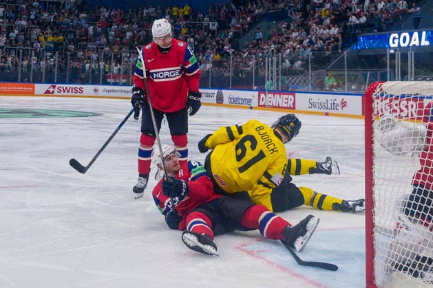 FRIBOURG, SWITZERLAND MAY 23 Viggo Bjorck of Sweden fall over Max Krogdahl of Norway during the 2026 IIHF Ice Hockey World Championship Switzerland game between Norway and Sweden at BCF Arena on May 23, 2026 in Fribourg, Fribourg Fribourg BCF Arena Fribourg Switzerland Copyright: xJustPictures.ch JarixPestelaccix jp-en-EuSpIm-JP6_JAR_Norway_Sweden_23May2026_00052
