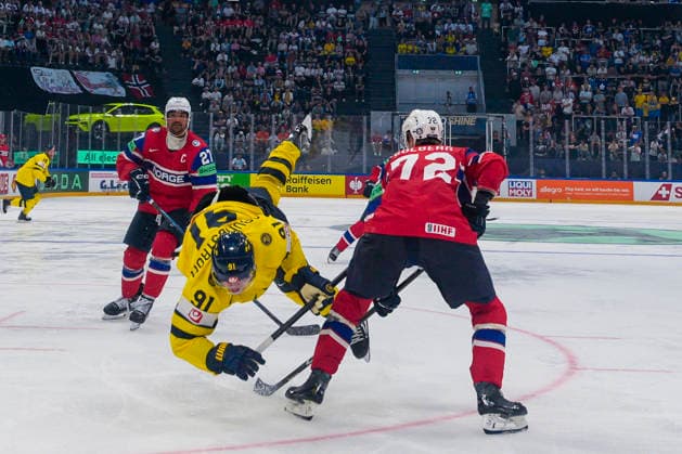 FRIBOURG, SWITZERLAND MAY 23 Stian Solberg of Norway R against Carl Grundstrom of Sweden C during the 2026 IIHF Ice Hockey World Championship Switzerland game between Norway and Sweden at BCF Arena on May 23, 2026 in Fribourg, Fribourg Fribourg BCF Arena Fribourg Switzerland Copyright: xJustPictures.ch JarixPestelaccix jp-en-EuSpIm-JP6_JAR_Norway_Sweden_23May2026_00060