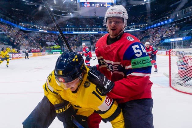 FRIBOURG, SWITZERLAND MAY 23 Simon Holmstrom of Sweden L against Sander Hurrod of Norway R during the 2026 IIHF Ice Hockey World Championship Switzerland game between Norway and Sweden at BCF Arena on May 23, 2026 in Fribourg, Fribourg Fribourg BCF Arena Fribourg Switzerland Copyright: xJustPictures.ch JarixPestelaccix jp-en-EuSpIm-JP6_JAR_Norway_Sweden_23May2026_00071