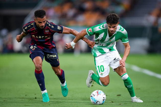 ESP LaLiga EA Sports Real Betis v Levante UD Jeremy Toljan of Levante battles for possession with Abdessamad Ezzalzouli of Real Betis during LaLiga EA Sports, between Real Betis v Levante UD played at La Cartuja Stadium, Sevilla on May 23rd, 2026 in Spain Sevilla Spain Futbol Copyright: xRafaelxRomanx xAgenciaxLOFx