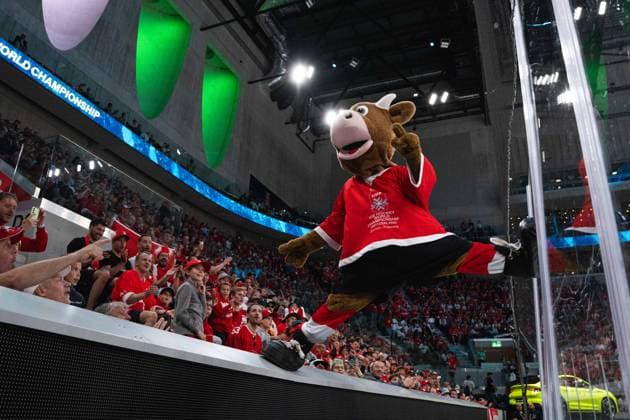 ZURICH, ZURICH - MAY 23: Cooly, the official mascot, entertains the crowd and performs a split between the stands and the plexiglass surrounding the ice during the 2026 IIHF World Championship, WM, Weltmeisterschaft Preliminary Round Group A match between Switzerland and Hungary at Swiss Life Arena on May 23, 2026 in Zurich, Zurich, Switzerland. Copyright: xLivioxBaeriswylx xSPPx Sportspressphoto_152921